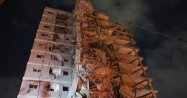 ইসরায়েলজুড়ে ইরানের ব্যাপক ক্ষেপণাস্ত্র হামলা, নিহত ৭ 