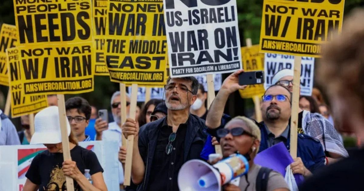 ‘ইরানে কোনো যুদ্ধ নয়’, হোয়াইট হাউসের সামনে মার্কিনিদের বিক্ষোভ