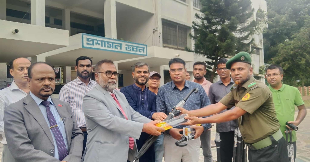 নিরাপত্তাকর্মীদের মাঝে ছাতা ও টর্চ লাইট বিতরণ ইবি প্রক্টরিয়াল বডির