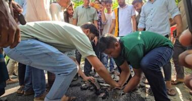 নিজ হাতে সড়কের কার্পেটিং তুলে ফেললেন হাসনাত