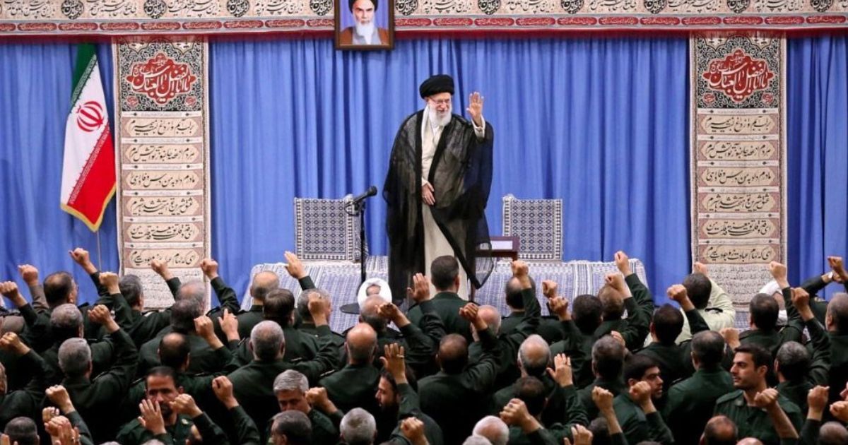 খামেনিকে সর্বোচ্চ নেতা হিসেবে ইরানের আলেম পরিষদ নির্বাচিত করেন