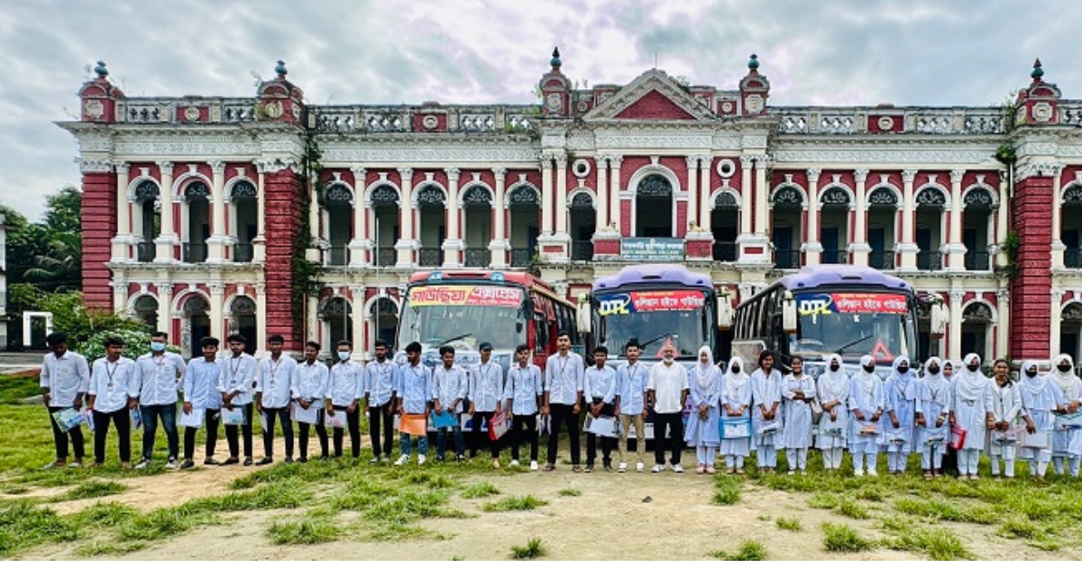 এইচএসসি শিক্ষার্থীদের মুখে স্বস্তির হাসি,দূরের পরীক্ষাকেন্দ্র যাতায়াতে ফ্রি বাস উপহার বিএনপি নেতা