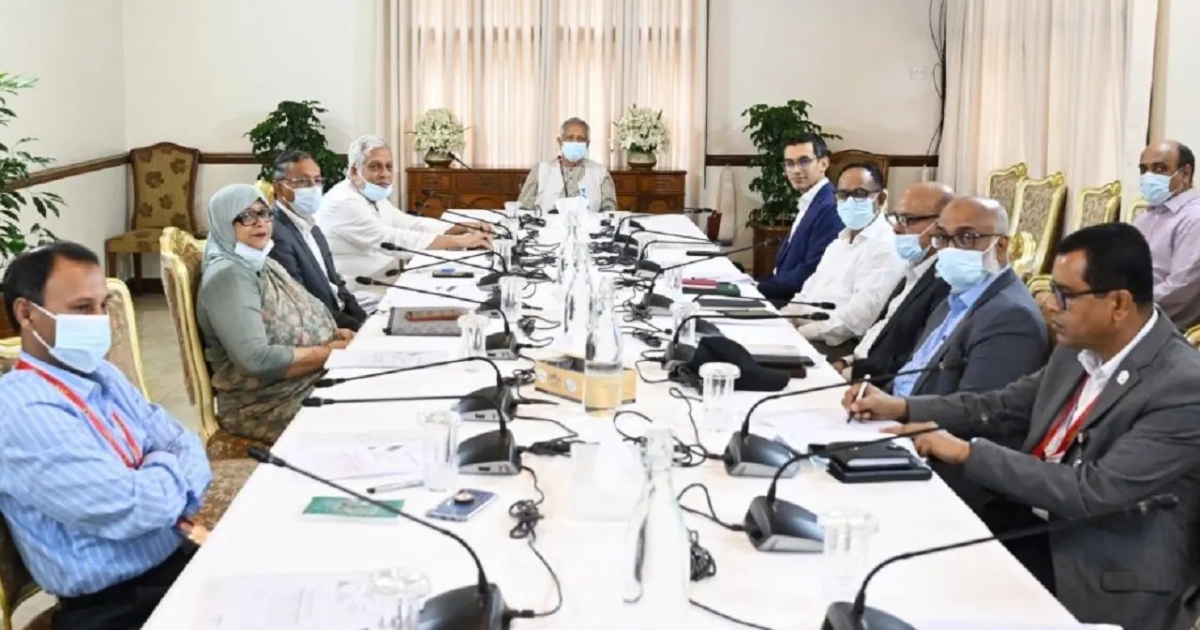 সরকারি প্রতিষ্ঠানের ভবনের ছাদে সোলার প্যানেল বসানোর নির্দেশ প্রধান উপদেষ্টার