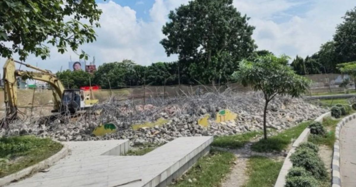 ভাঙা হয়েছে বিজয় সরণির ‘মৃত্যুঞ্জয়ী প্রাঙ্গণ’, হবে জুলাই স্মরণে ‘গণমিনার’