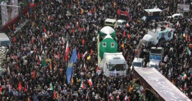 নিহত সামরিক কমান্ডার ও বিজ্ঞানীদের শ্রদ্ধা জানাতে তেহরানে লাখো ইরানির ঢল