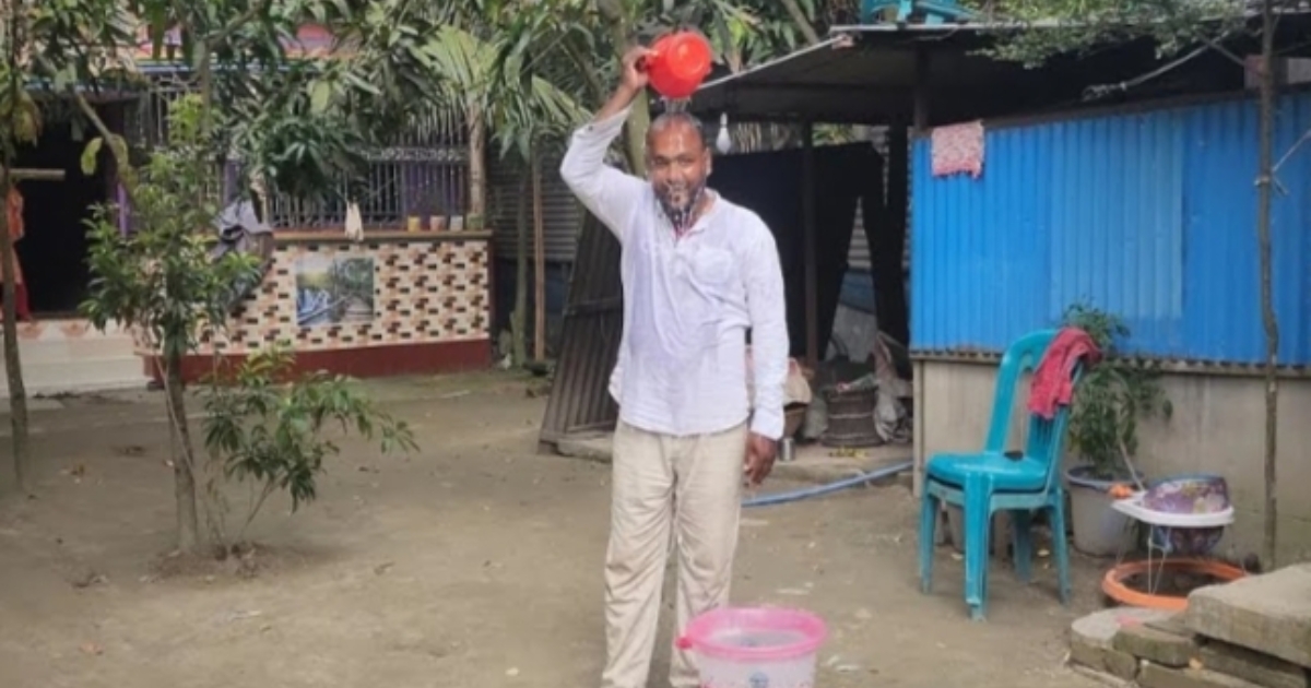 গোলাপ জলে গোসল করে নেতা বললেন “আর আ.লীগ করবো না