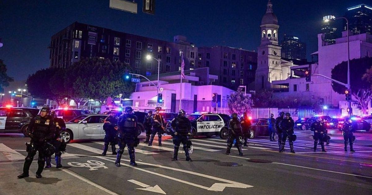 অভিবাসী দমনে ‘স্বৈরাচারী’ হয়ে উঠছেন ট্রাম্প