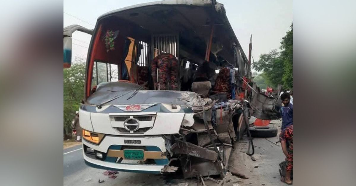 দিনাজপুরে দাঁড়িয়ে থাকা ট্রাকে বাসের ধাক্কা, নিহত ৫