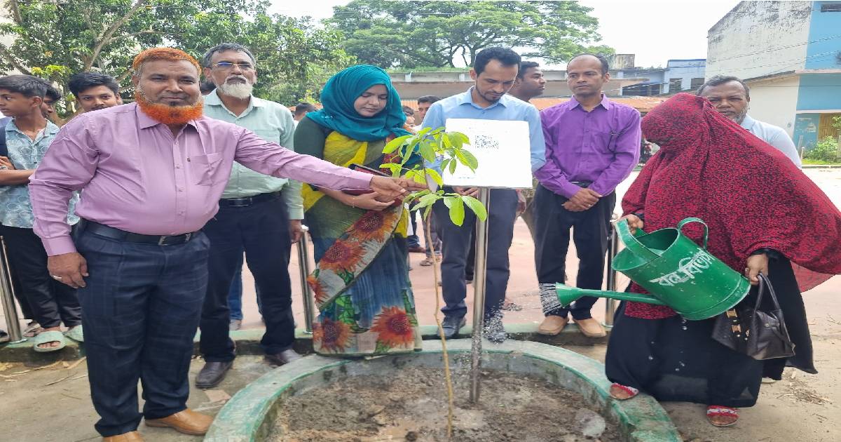 ধামইরহাটে শহিদ বায়োজিদ স্মরণে এক শহিদ এক বৃক্ষ কর্মসূচি অনুষ্ঠিত
