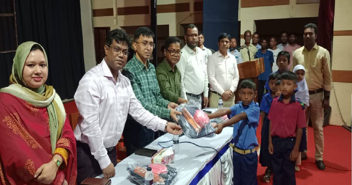 নীলফামারীতে ২০৭ বিদ্যালয়ের চার’শ শিক্ষার্থী পেলো শিক্ষা উপকরণ