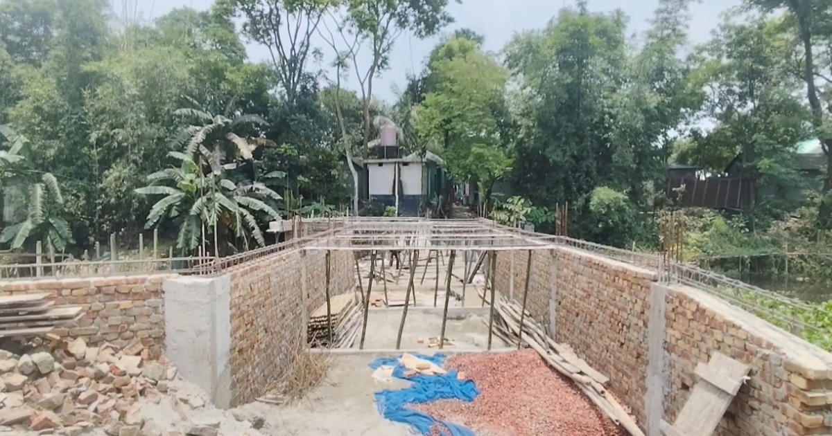 সিঙ্গাইরে সরকারি খাল দখল করে ভবন নির্মাণ, জলাবদ্ধতার আশঙ্কা