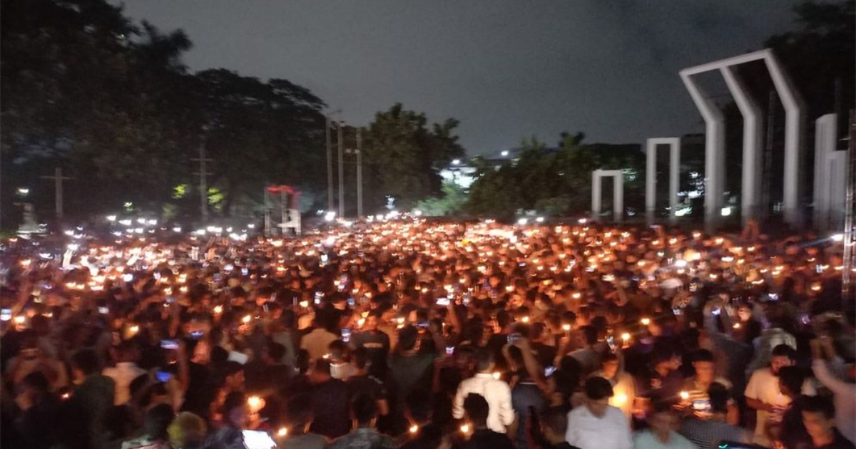 জুলাই  শহীদদের স্মরণে শহীদ মিনারে ছাত্রদলের মোমবাতি প্রজ্বলন