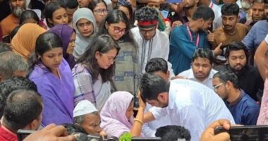 শহীদ মায়ের হাত বুলিয়ে দোয়া,মায়ের এই দোয়া নিয়েই এনসিপির জুলাই পদযাত্রা শুরু