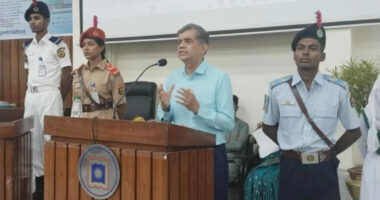 উপাচার্যরা দায়িত্ব চেয়ে নেননি, হাতে-পায়ে ধরে তাদের দায়িত্ব দিয়েছি : শিক্ষা উপদেষ্টা