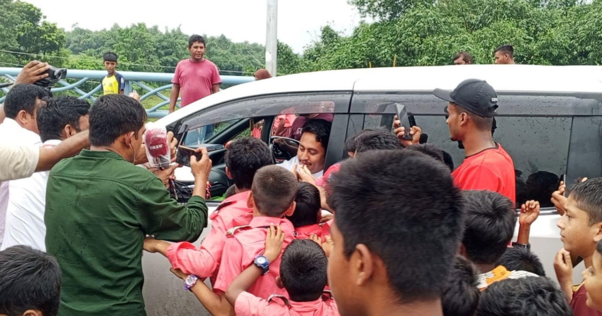 স্কুল-পড়াশোনা বাদ দিয়ে আমাদের দেখতে আসা ঠিক হয়নি : শিক্ষার্থীদের সারজিস আলম