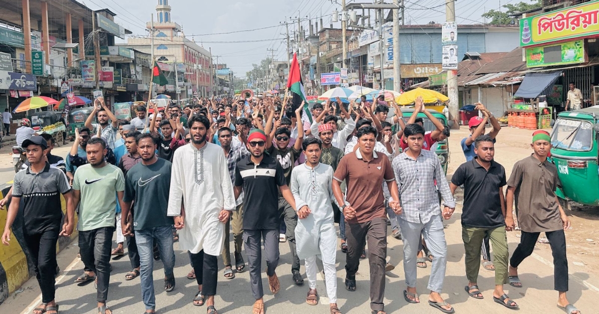 সারাদেশে সন্ত্রাস, চাঁদাবাজি ও বিচারবহির্ভূত হত্যার প্রতিবাদে বড়লেখায় শিক্ষার্থীদের বিক্ষোভ মিছিল