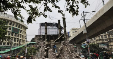 নোটিশ ছাড়াই গভীর রাতে ভেঙে ফেলা হয়েছে শাহবাগের প্রজন্ম চত্বরের প্রতিকৃতি
