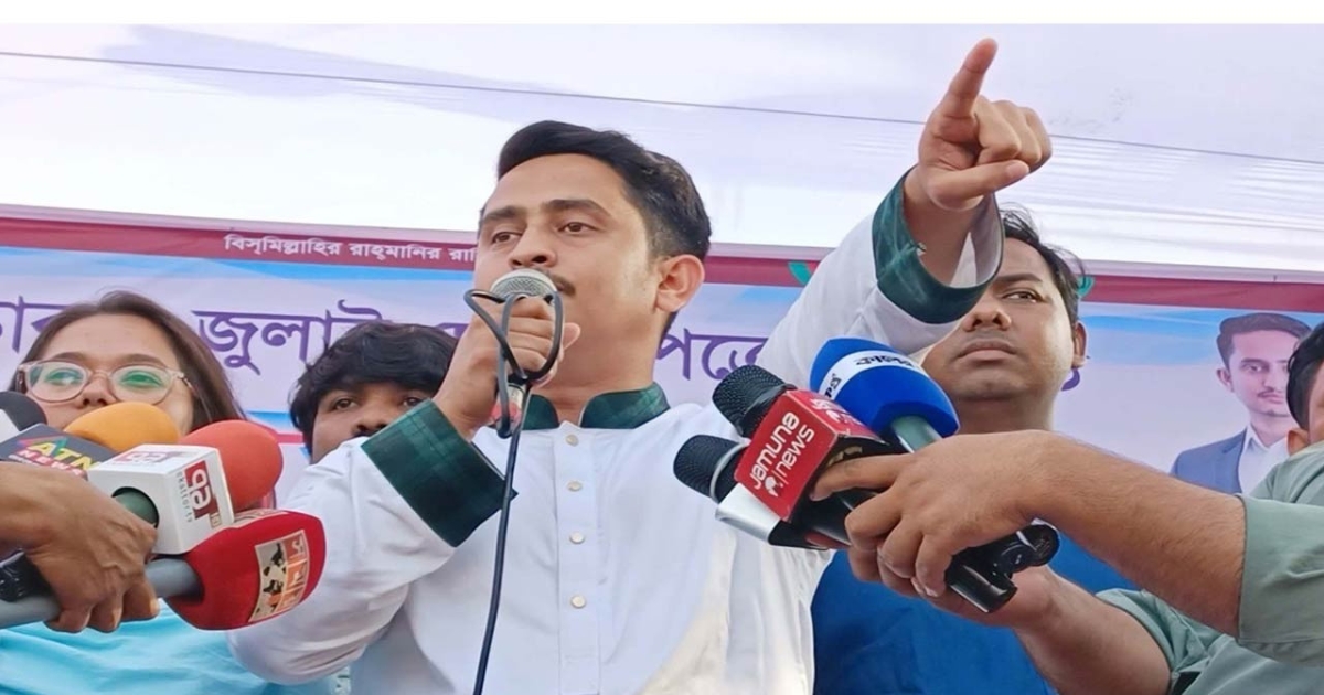 গোপালগঞ্জে পুলিশ দাঁড়িয়ে শুধুই নাটক দেখছে ,এগিয়ে আসছে না, পিছু হটছে : সারজিস আলম