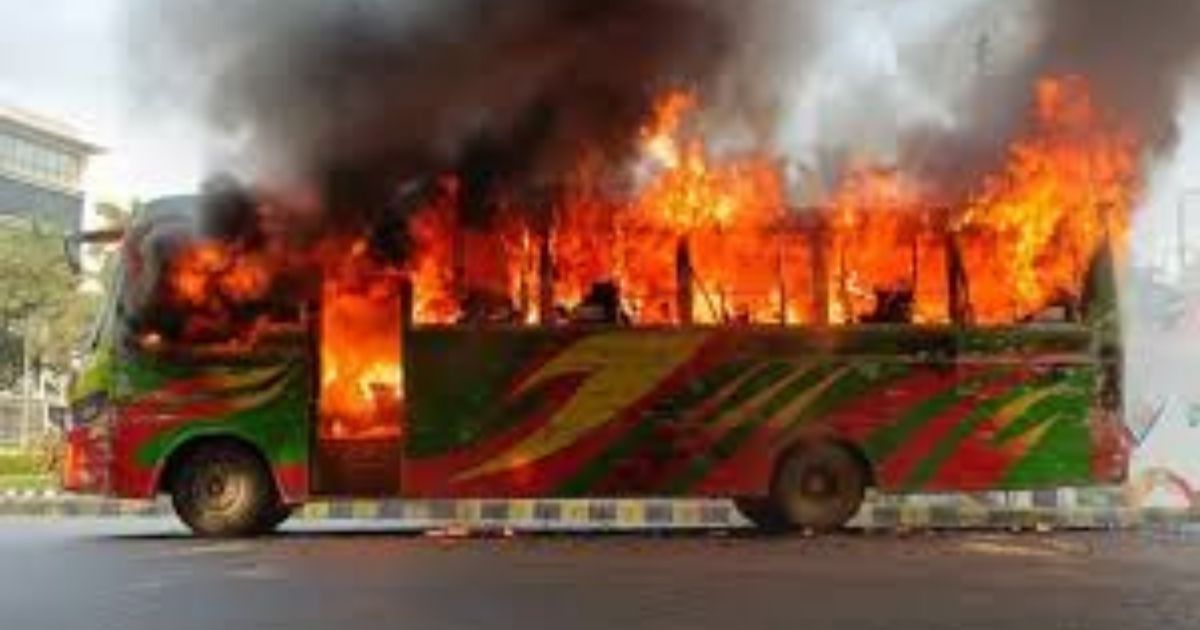 রাজধানীর আজিমপুরে পেট্রোল ঢেলে বাসে আগুন