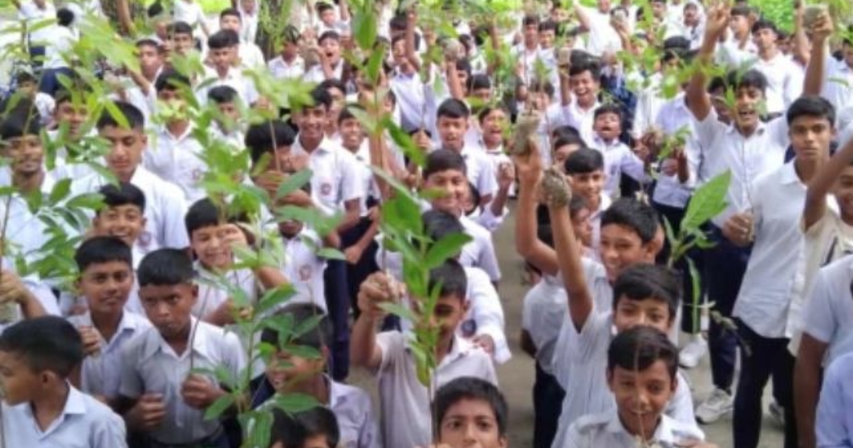 নাটোরের লালপুরে ১০ শিক্ষার্থীদের মাঝে বৃক্ষ চারা বিতরন করলো পরিবেশবাদী সংগঠন গ্রীণ ভয়েস