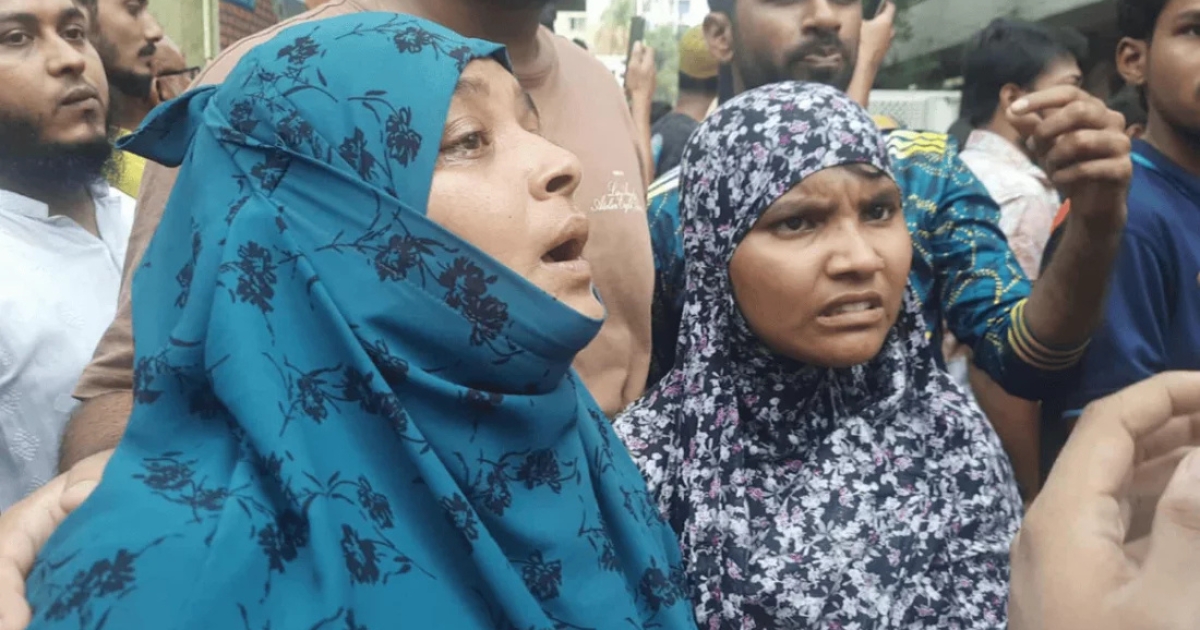 কান্নাজড়িত কণ্ঠে মা বলেন,কোথাও খুঁজে পাচ্ছি না,একটু বলেন,আমার মেয়ে কোথায় আছে ?