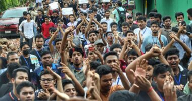 ৬ দফা দাবিতে মাইলস্টোন কলেজ শিক্ষার্থীদের আন্দোলনের ডাক