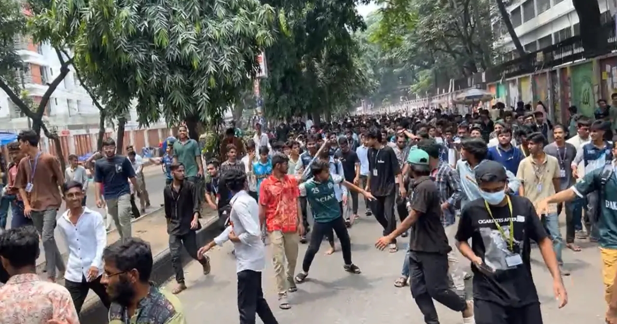 শিক্ষা উপদেষ্টা-সচিবের পদত্যাগের দাবিতে শিক্ষার্থীদের বিক্ষোভ