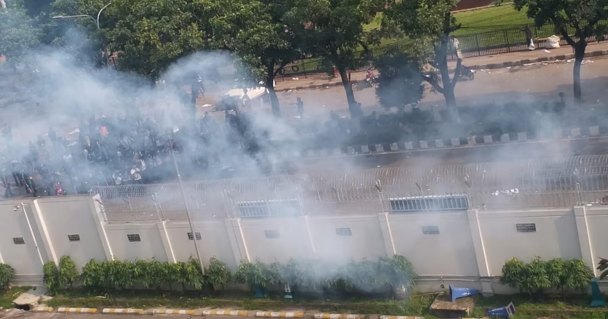 সচিবালয়ের সামনে শিক্ষার্থীদের সঙ্গে আইনশৃঙ্খলা বাহিনীর পাল্টাপাল্টি ধাওয়া, সাউন্ড গ্রেনেড নিক্ষেপ