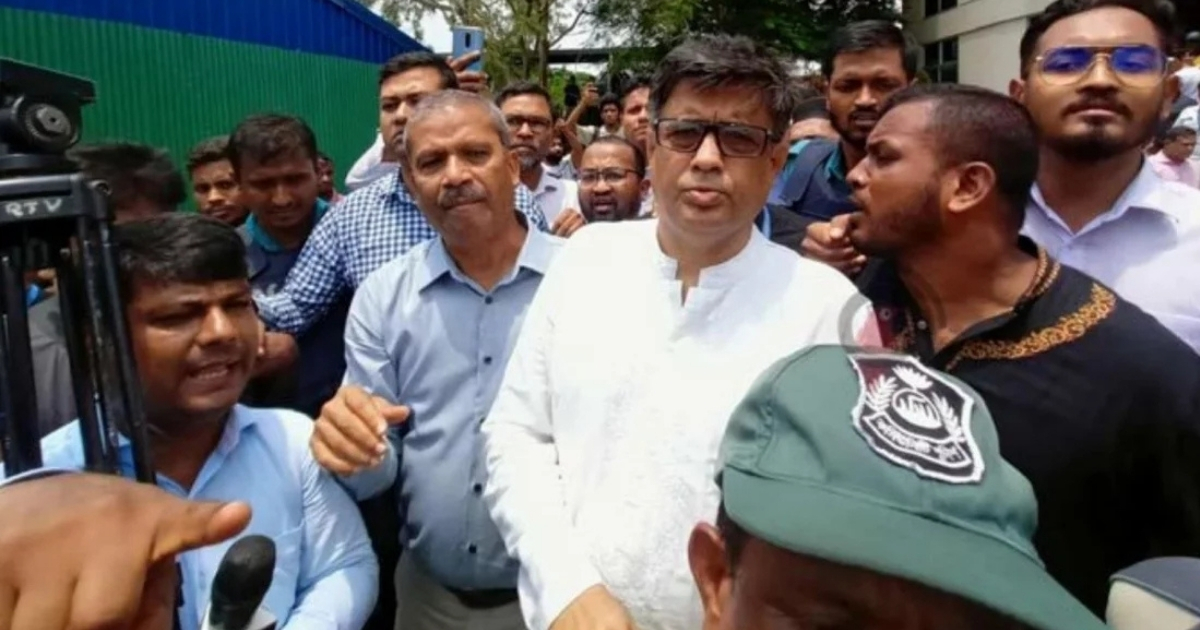 পেছনের গেট দিয়ে মাইলস্টোন ছাড়লেন দুই উপদেষ্টা