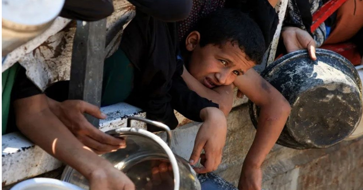 আমরা কুকুর নই,আকাশের দিকে তাকিয়ে থাকব রুটির জন্য, ভিক্ষা নই,অধিকার চাই