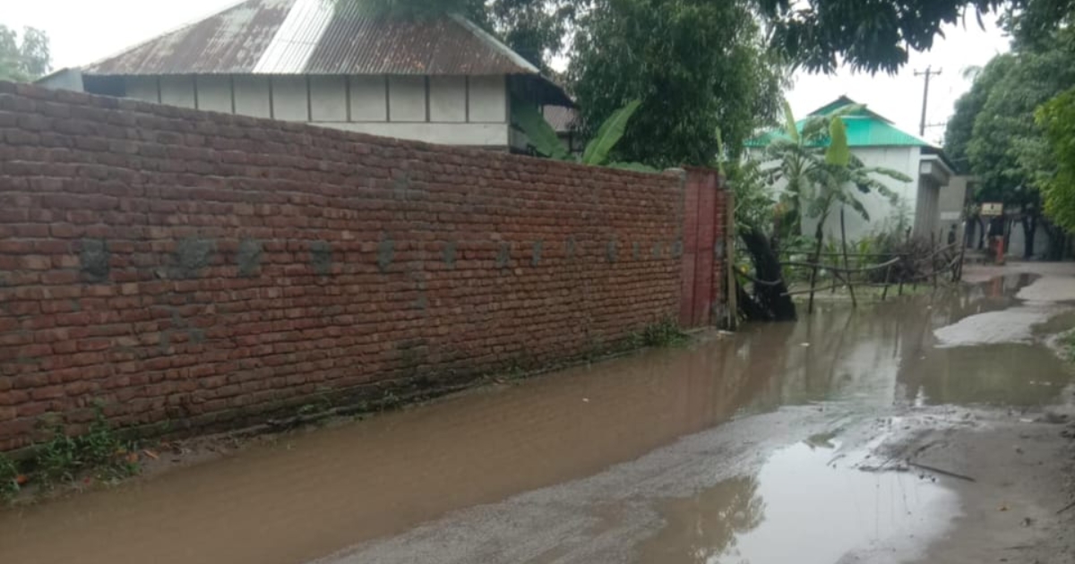 স্কুলের সামনেই পানি জমাট দূর্ভোগে শিক্ষার্থী সহ সাধারণ জনগন
