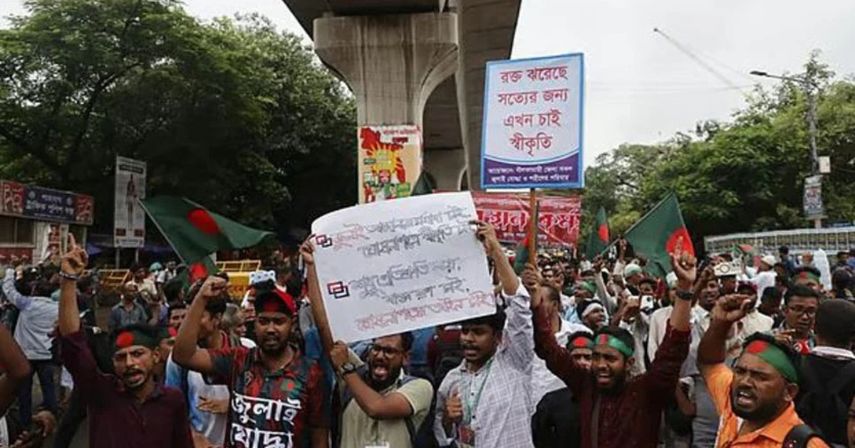 জুলাই সনদের দাবিতে শাহবাগ মোড় অবরোধ করেছে জুলাই যোদ্ধারা