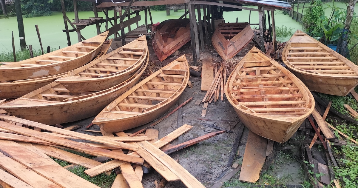 আমতলীতে চাহিদা বেড়েছে নৌকার, কর্মব্যস্ত কারিগররা