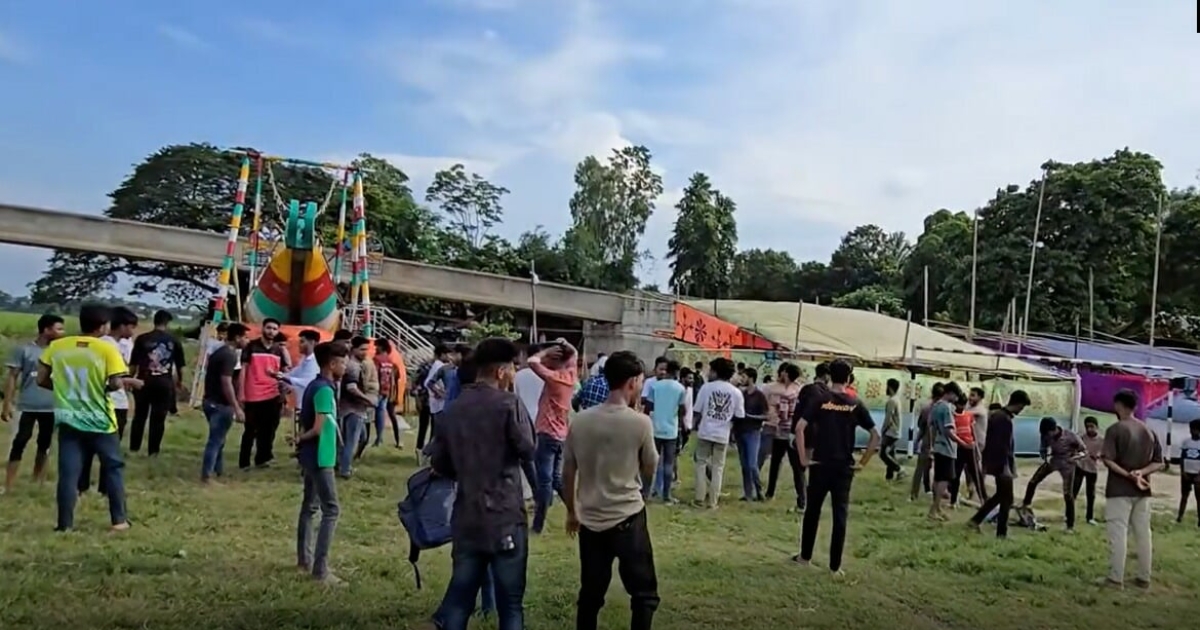 সিঙ্গাইরে খেলার মাঠ দখল ও নামকরণ নিয়ে দুই পক্ষের উত্তেজনা, দেশীয় অস্ত্র নিয়ে প্রকাশ্যে মহড়া