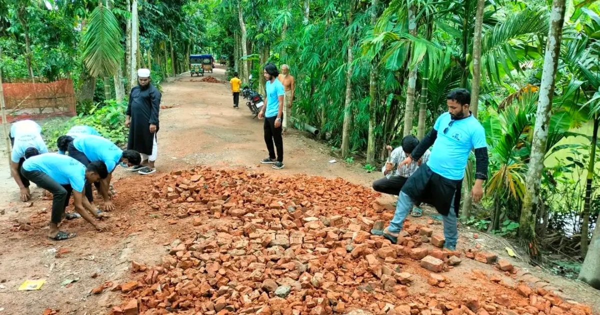 যুবশক্তির উদ্যোগে রাস্তা মেরামত – সামাজিক দায়িত্ব পালনের উজ্জ্বল দৃষ্টান্ত