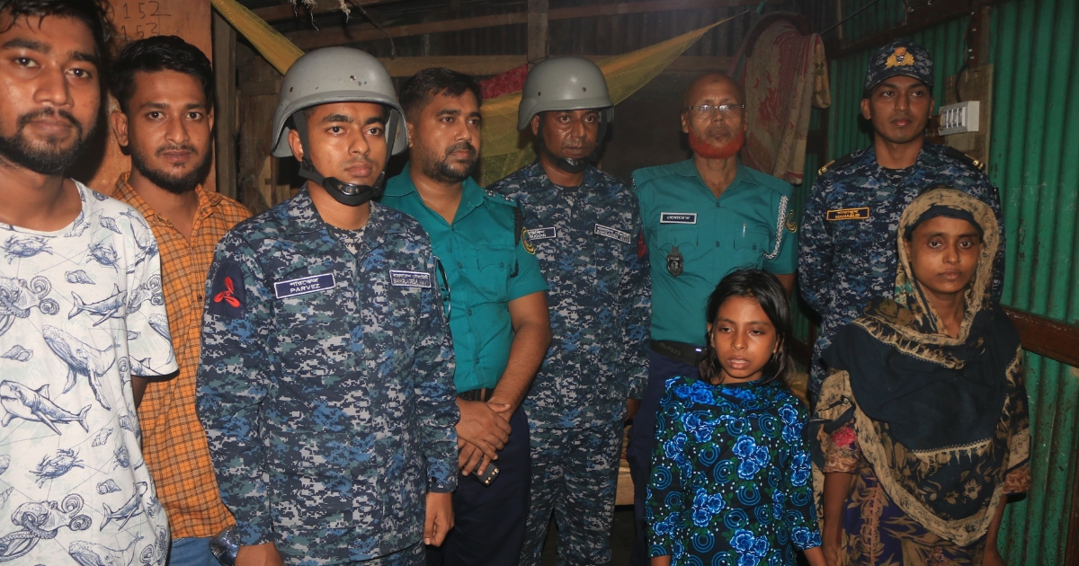 হারিয়ে যাওয়া একটি শিশুকে উদ্ধার করে পরিবারের কাছে হস্তান্তর করল ভোলার নৌ বাহিনী