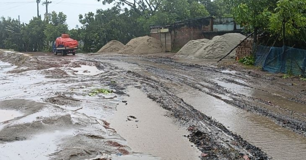 খুলনা-পাইকগাছা প্রধান সড়কের তালা উপ-শহরের বেহাল দশা,দেখার কেউ নেই