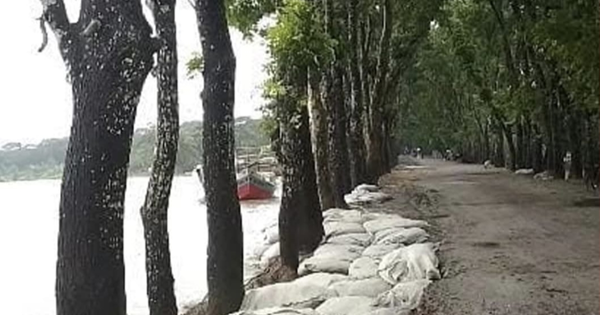 রামনাবাদ নদীর পাড়ে টেকসই বেড়িবাঁধ এর অভাবে আন্তঃজেলা যোগাযোগ বন্ধ