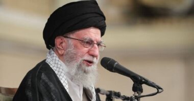 শত্রুরা বুঝতে পেরেছে যুদ্ধের মাধ্যমে ইরানি জাতিকে নতজানু করা যাবে না: সর্বোচ্চ নেতা