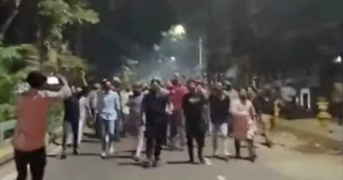 গভীর রাতে আওয়ামী লীগের মিছিল, পুলিশ সদস্যকে কু/পি/য়ে জখম