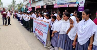 মেহেরপুরে কিন্ডারগার্টেন শিক্ষার্থীদের প্রাথমিক বৃত্তি পরীক্ষায় অন্তর্ভুক্তির দাবিতে মানববন্ধন ও সংবাদ সম্মেলন