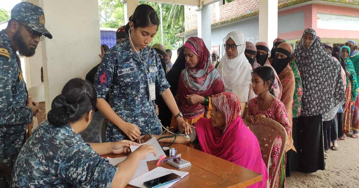 দূর্গম দ্বীপাঞ্চলে দিনব্যাপী স্বাস্থ্যসেবা ও ওষুধ বিতরণ