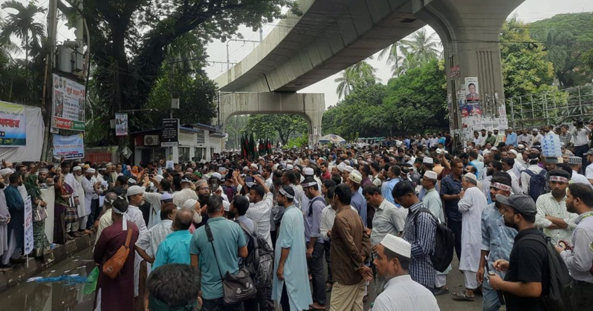 রাজধানীতে সড়ক অবরোধ করে শিক্ষকদের বিক্ষোভ, যানজটে ভোগান্তি চরমে