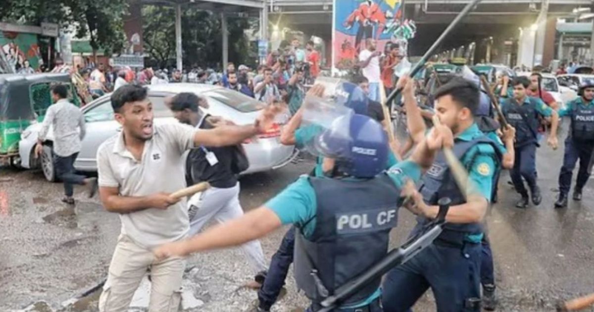 আন্দোলনকারীদের ‘ভুয়া’ আখ্যা দিয়ে ‘প্রকৃত জুলাই যোদ্ধাদের’ হামলা, পুলিশের লাঠিচার্জ