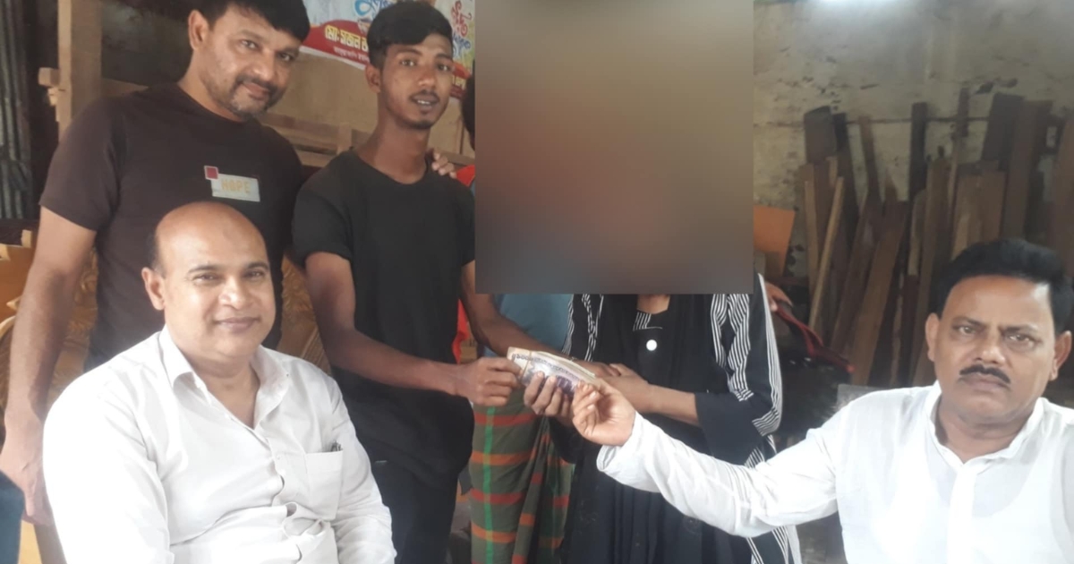 লোভ নয় সহায় হয়ে হারানো টাকা মাইকিং করে ফিরিয়ে দেন উজ্জ্বল