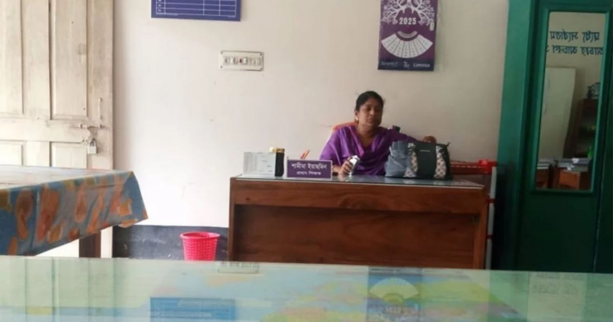 অবশেষে শেখ মুজিবের ছবি সরালেন সেই প্রধান শিক্ষিকা