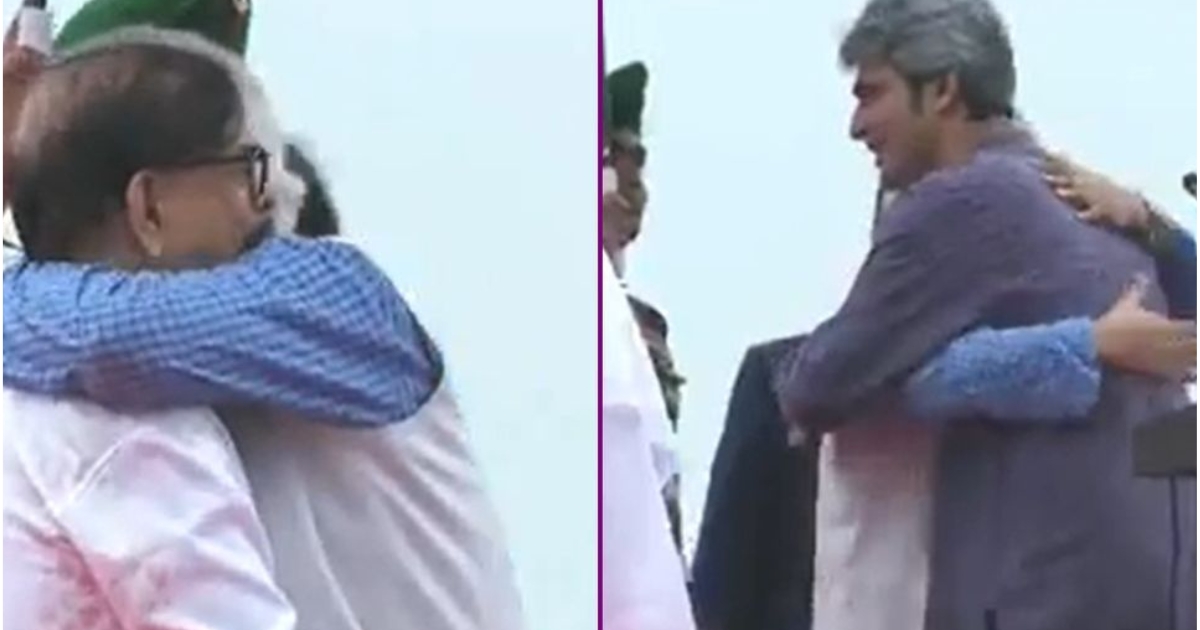 ঘোষণাপত্র পাঠ শেষে উপস্থিত রাজনৈতিক দলের নেতাদের সঙ্গে বুক মেলালেন প্রধান উপদেষ্টা