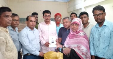 শিবগঞ্জে ভিডব্লিউবি কর্মসূচির চাল বিতরণ