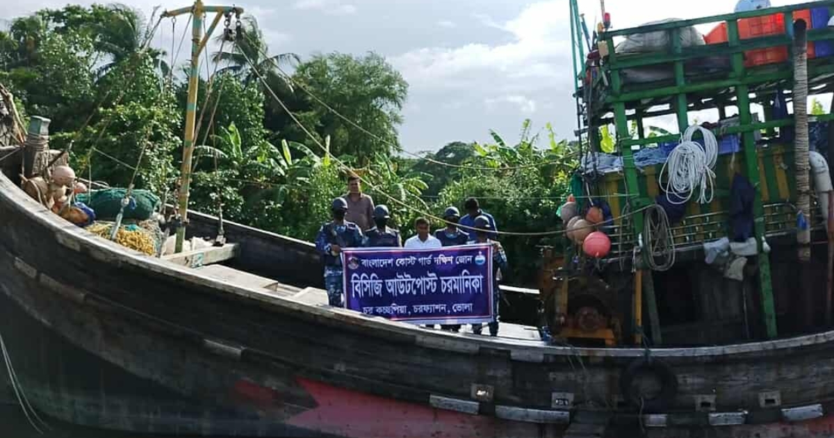 অবৈধ ট্রলিং বিরুদ্ধে কোস্ট গার্ডের কঠোর অভিযান, সমুদ্রে বাড়বে মাছের মজুদ