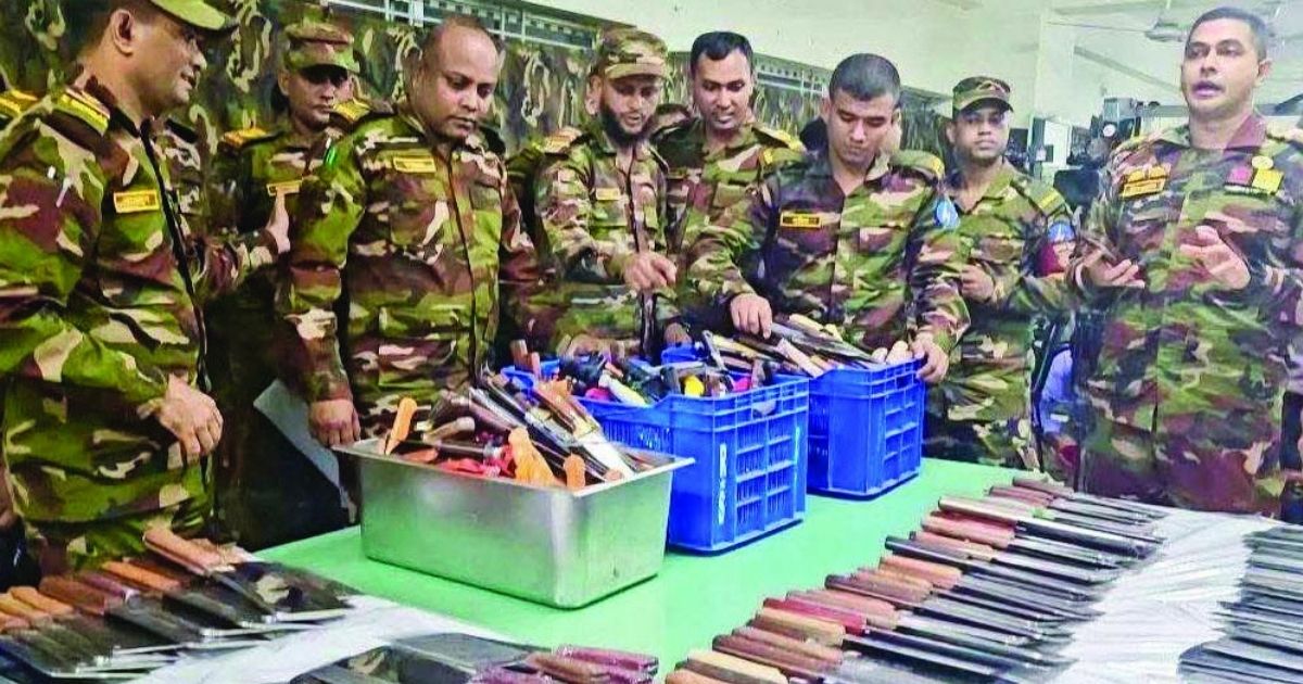 নিউমার্কেটে সেনাবাহিনীর অভিযানে ১১ শতাধিক ধারালো অস্ত্র উদ্ধার